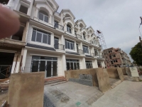 Chính chủ bán nhà phố mặt tiền trung tâm Thị xã Dĩ An, khu dân cư sầm uất.Giá bán: 5.6 tỷ.